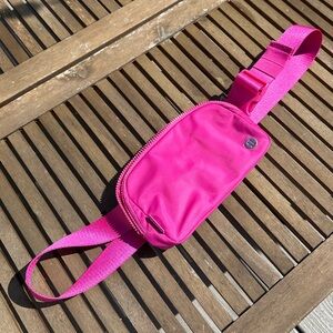 Lululemon Everywhere Belt Bag - Sonic Pink